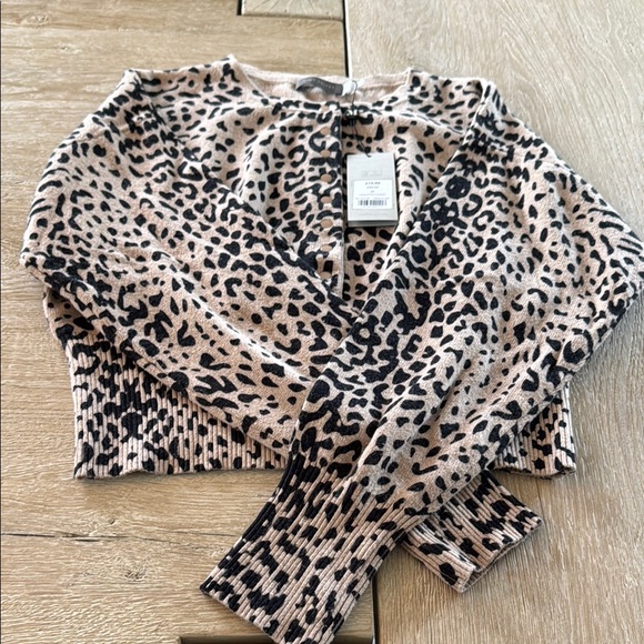 Leopard Print Sweater - Picture 5 of 8